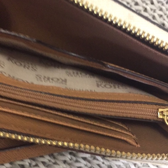 Michael Kors Jet Set Center Stripe Wallet - Picture 14 of 16